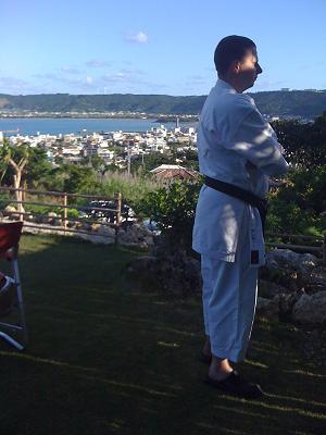 Sensei in meditatie te Okinawa